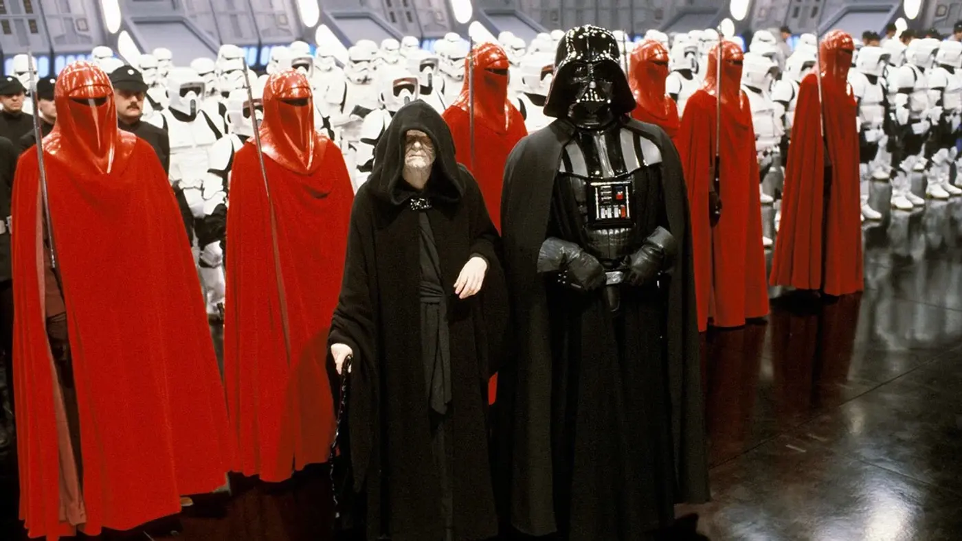El Emperador Palpatine junto a Darth Vader, la guardia real y soldados imperiales del Imperio Galáctico en Star Wars