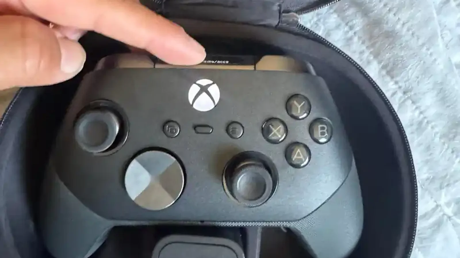 Primer plano del supuesto Xbox Elite Series 3 filtrado, con la cruceta circular rediseñada y la pantalla en la parte superior