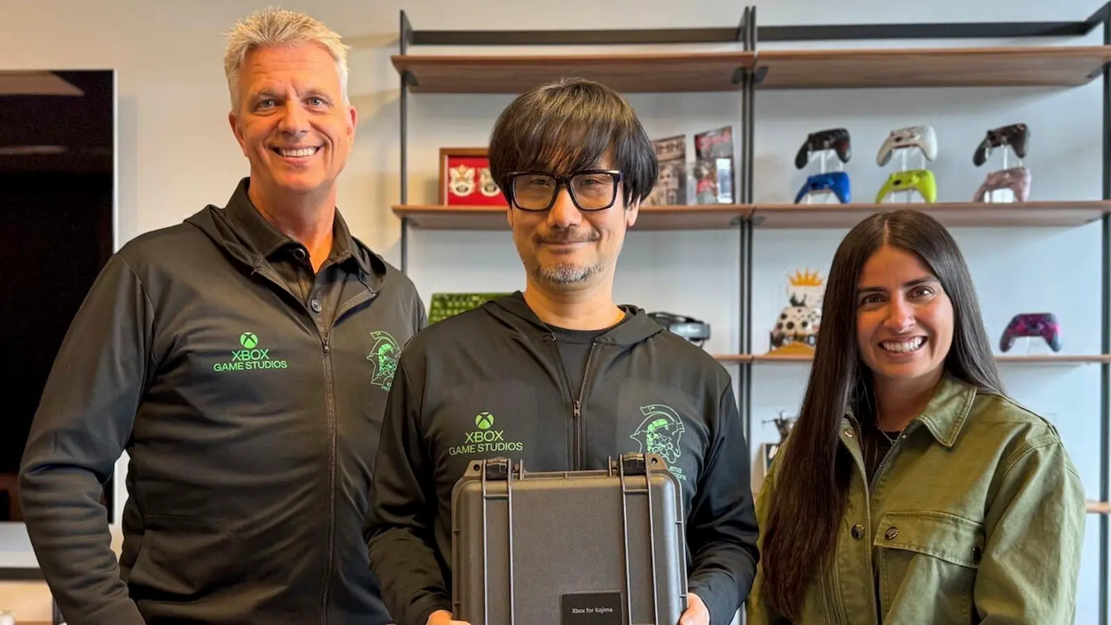Hideo Kojima con campera de Xbox Game Studios junto a ejecutivos de Xbox tras el acuerdo por Physint
