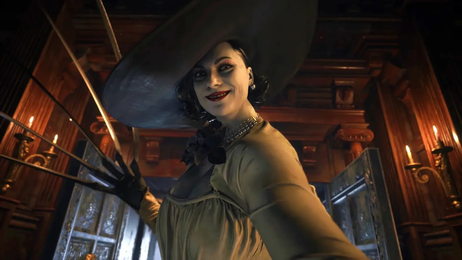 Lady Dimitrescu con su sombrero de ala ancha y las garras extendidas en el castillo de Resident Evil Village