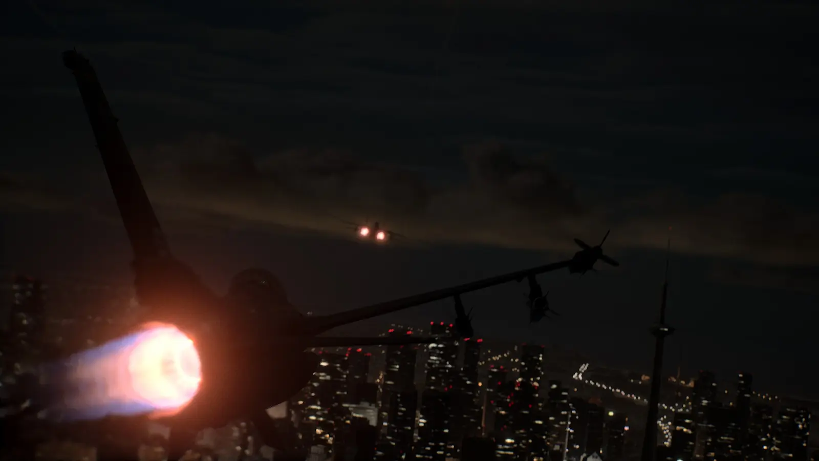 Caza con el postquemador encendido sobrevolando una ciudad de noche