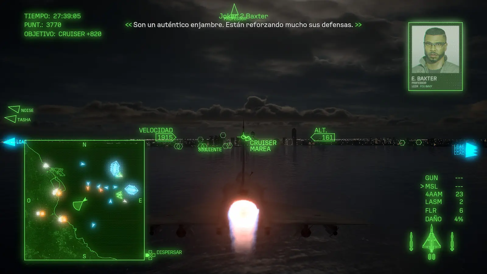 Combate aéreo nocturno sobre el mar con el HUD y el radar en pantalla