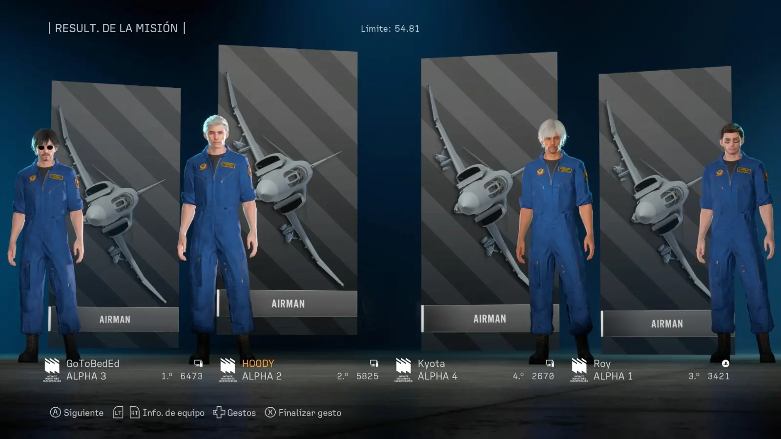 Pantalla de resultados de misión con los cuatro pilotos del escuadrón Alpha y su puntaje