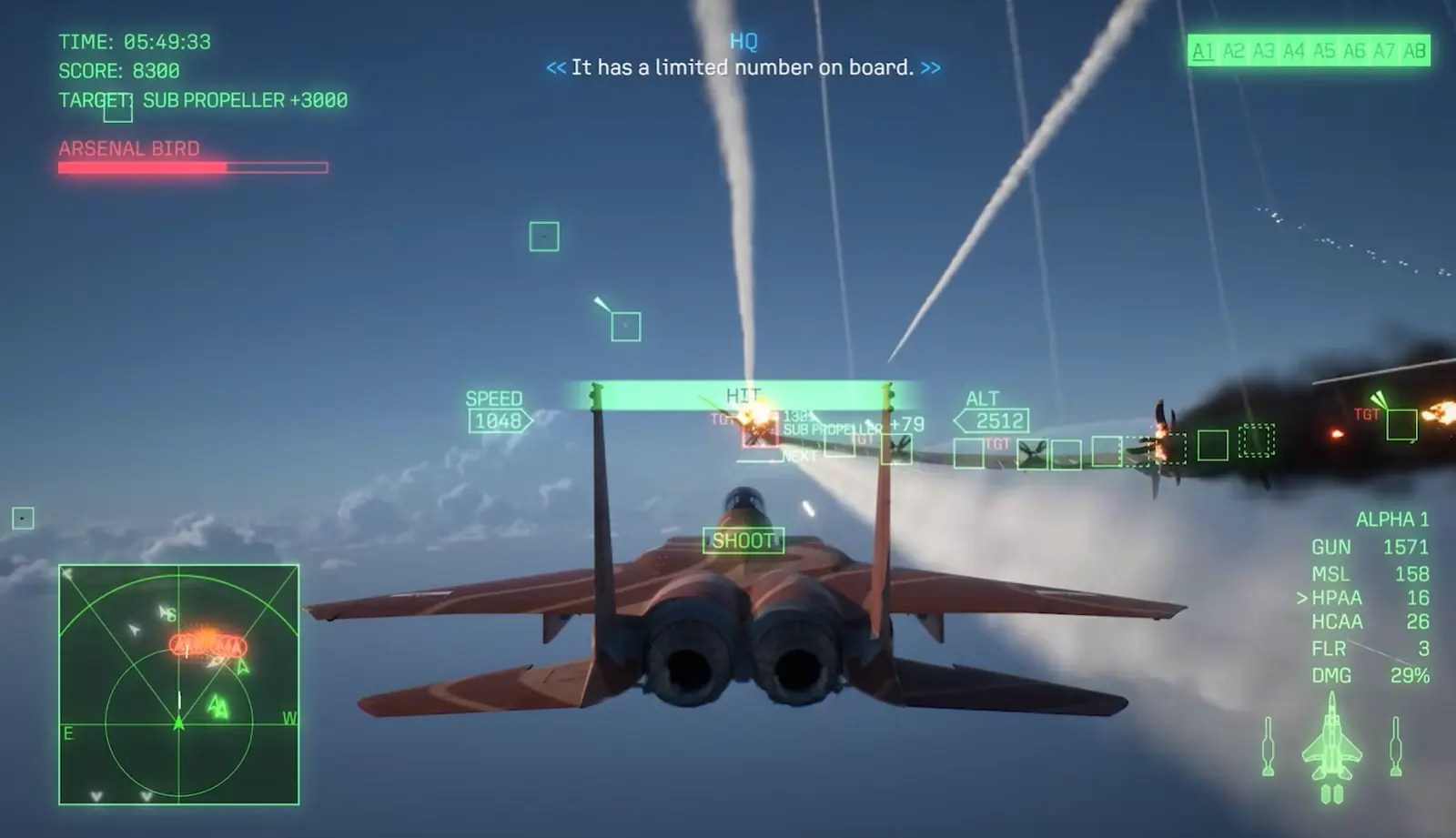 Persecución aérea con el enemigo fijado en el HUD