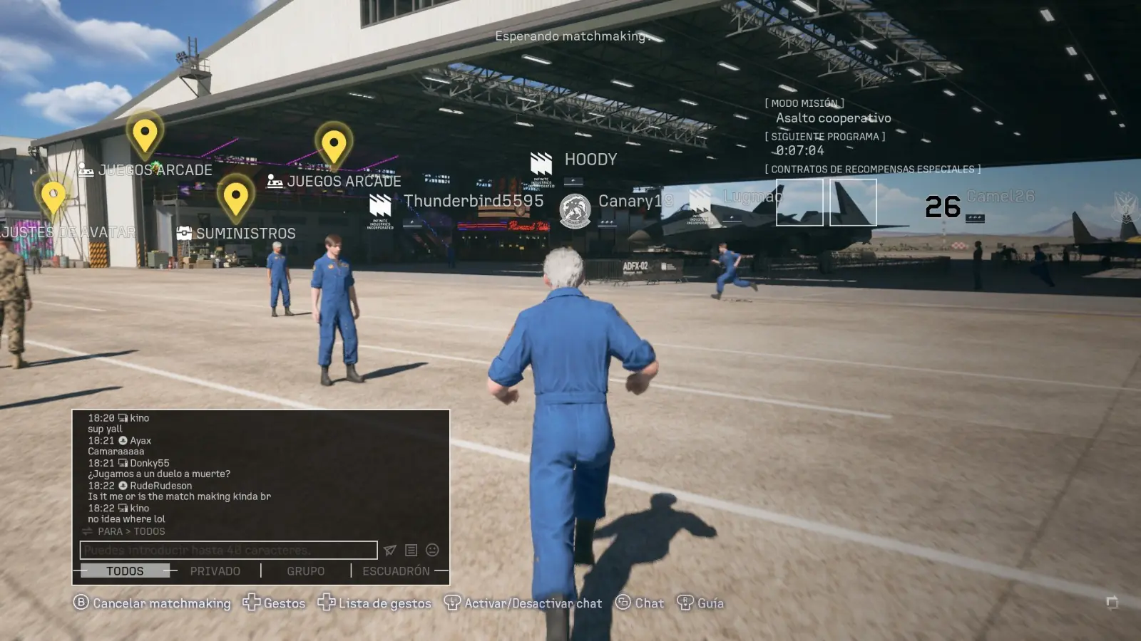 El avatar del jugador caminando por el hangar del lobby online