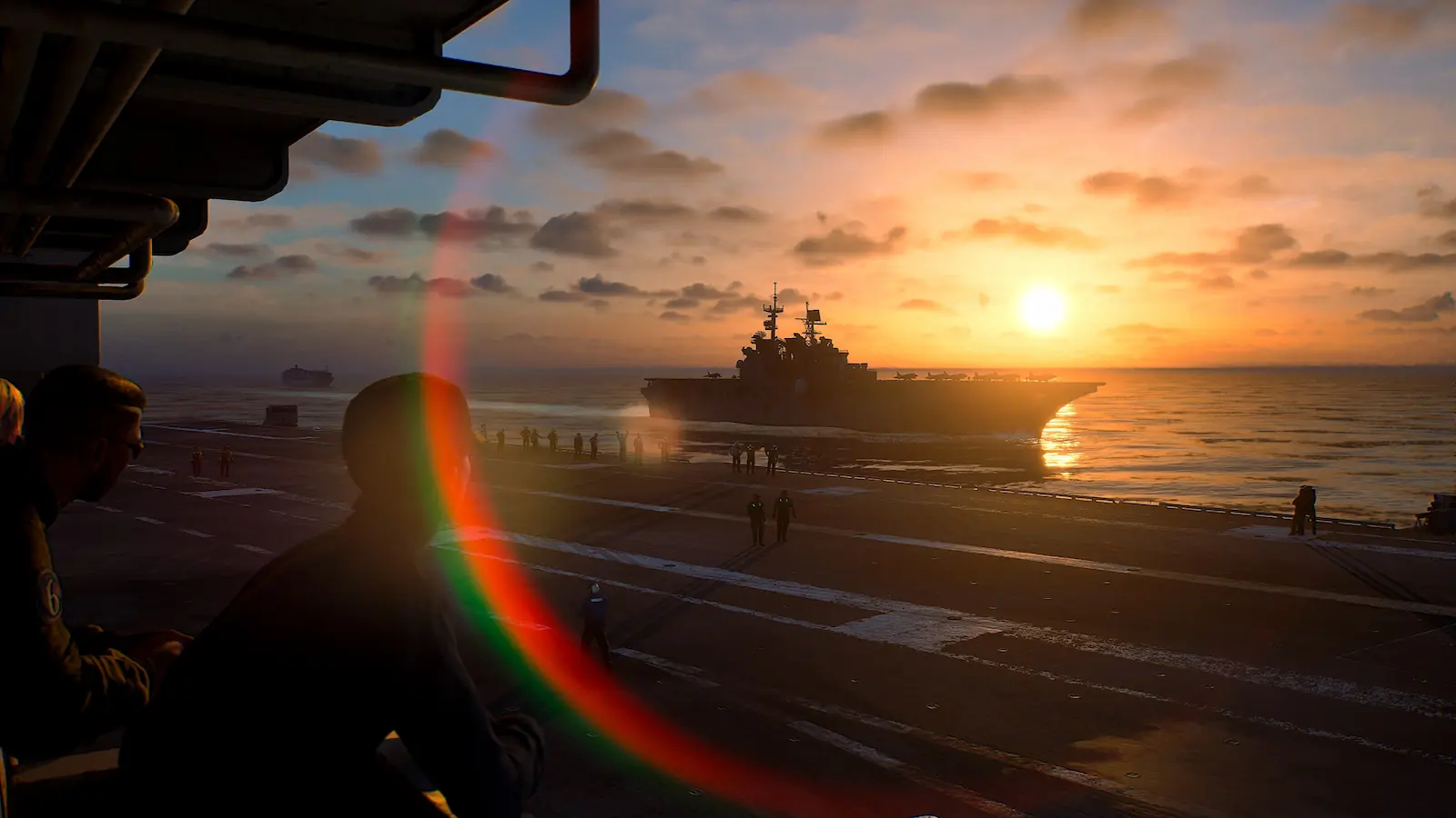 Amanecer sobre la cubierta del portaaviones