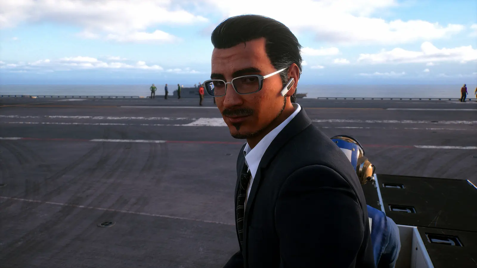 Cinemática con un personaje en la cubierta del portaaviones