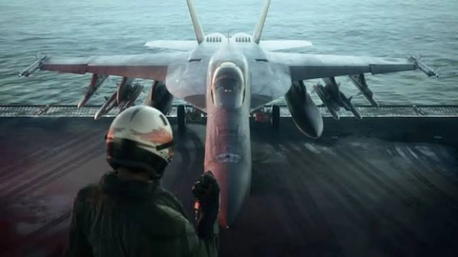 Un piloto camina por la cubierta de un portaaviones junto a un caza en Ace Combat 8: Wings of Theve