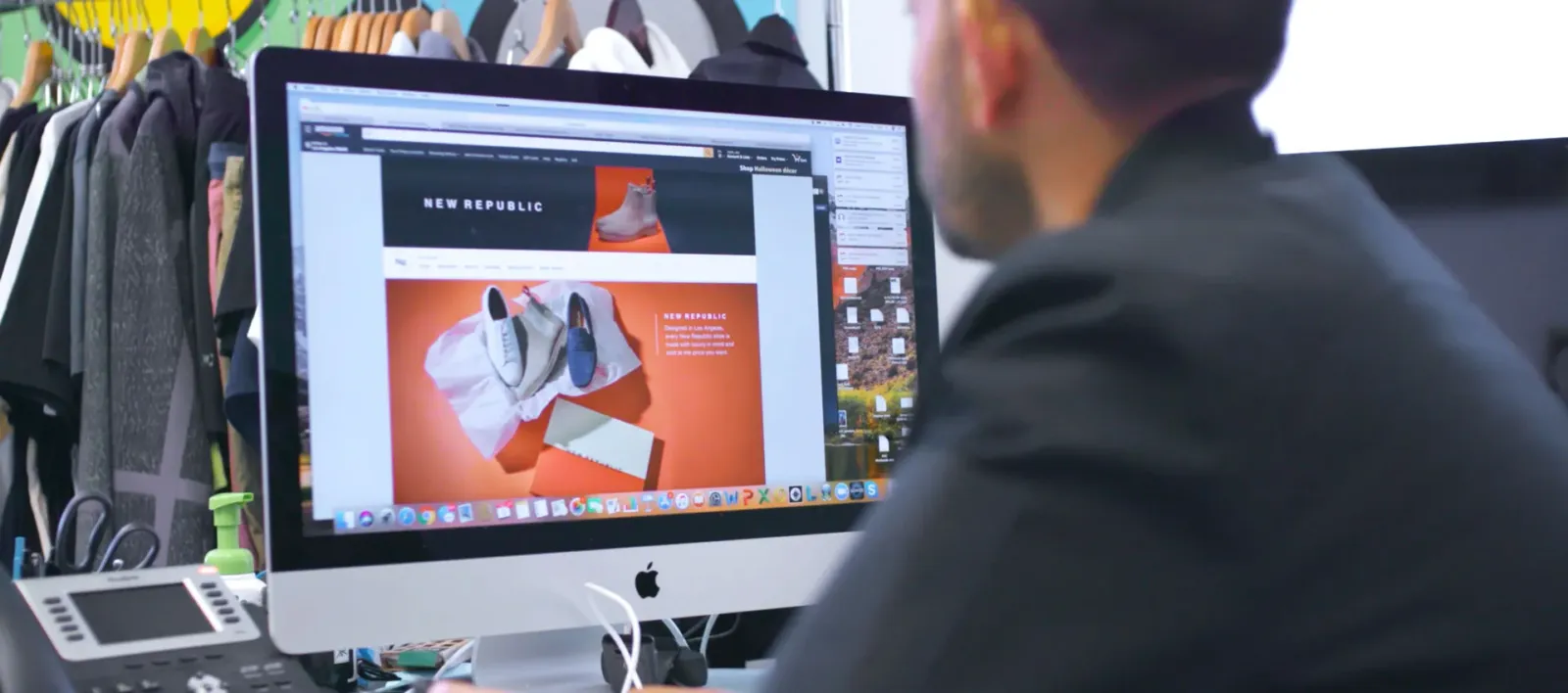 Una persona navega una tienda de ropa online desde una computadora de escritorio