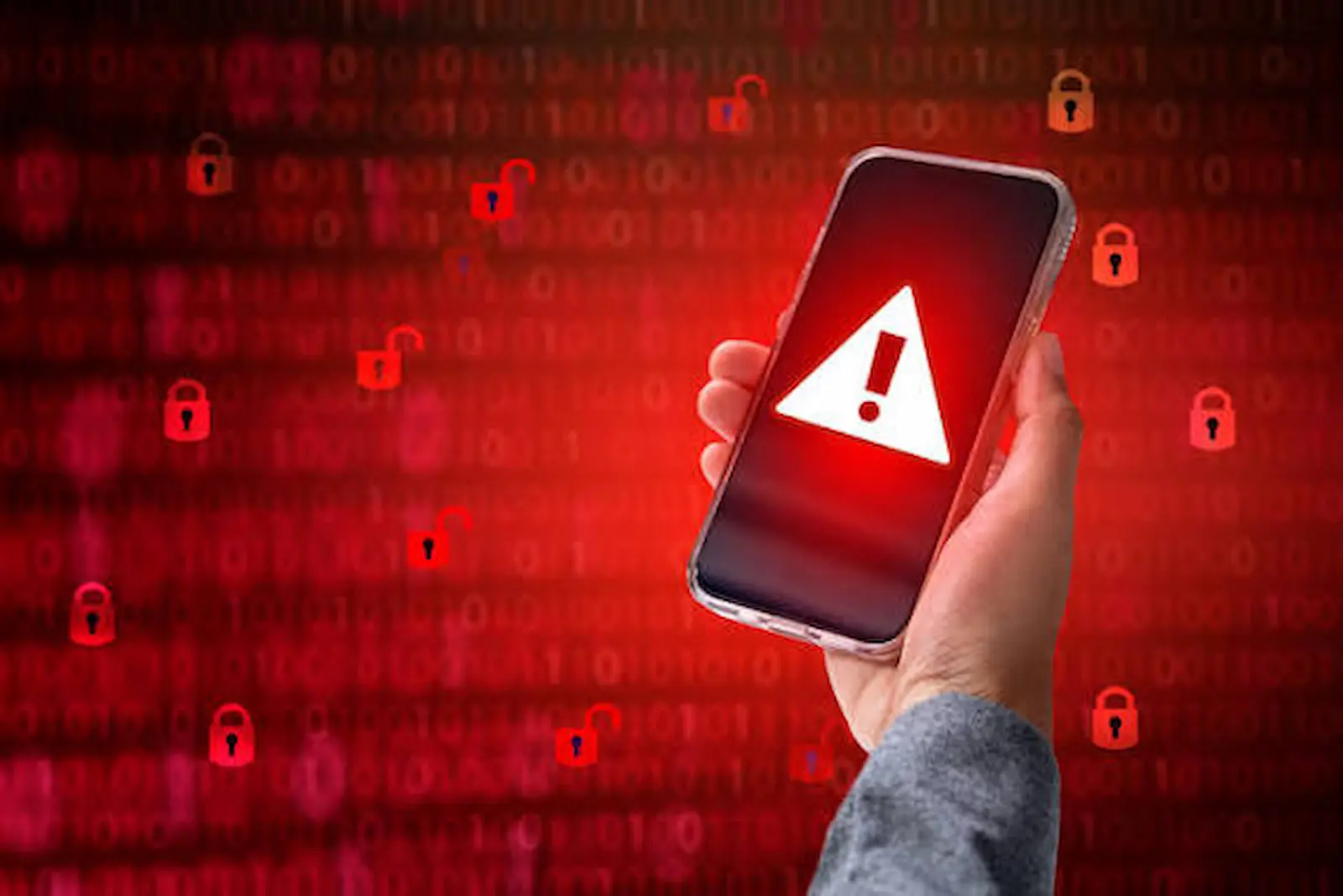 Mano sosteniendo un celular con un ícono de alerta roja rodeado de candados, ilustrando el riesgo de exportar contraseñas en un archivo sin cifrar