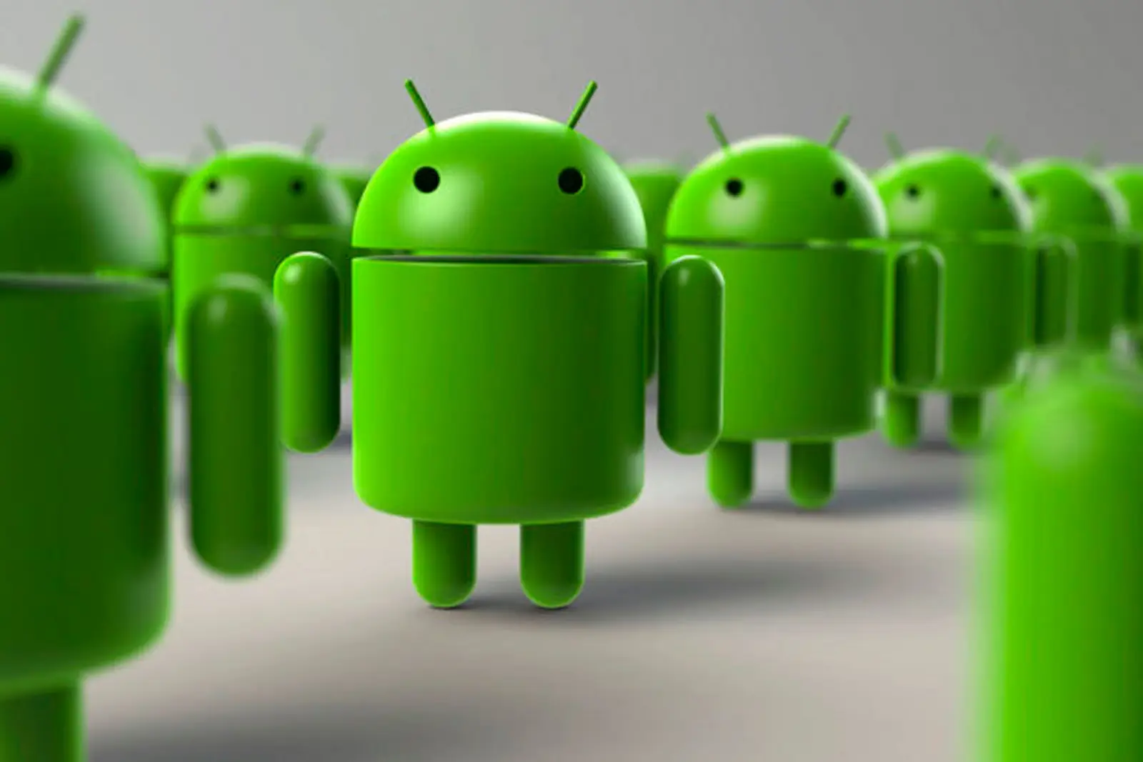 Figuras del robot verde de Android en fila, en la nota sobre el cobro por uso en Google Play