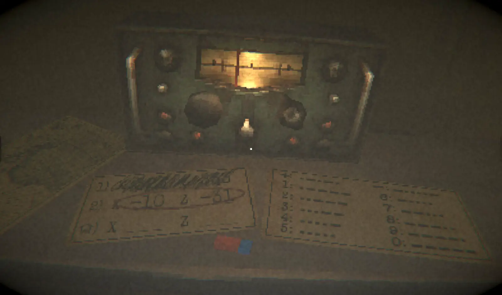 La radio del vehículo y las tablas de referencia impresas que hay que interpretar en el juego argentino Antártida