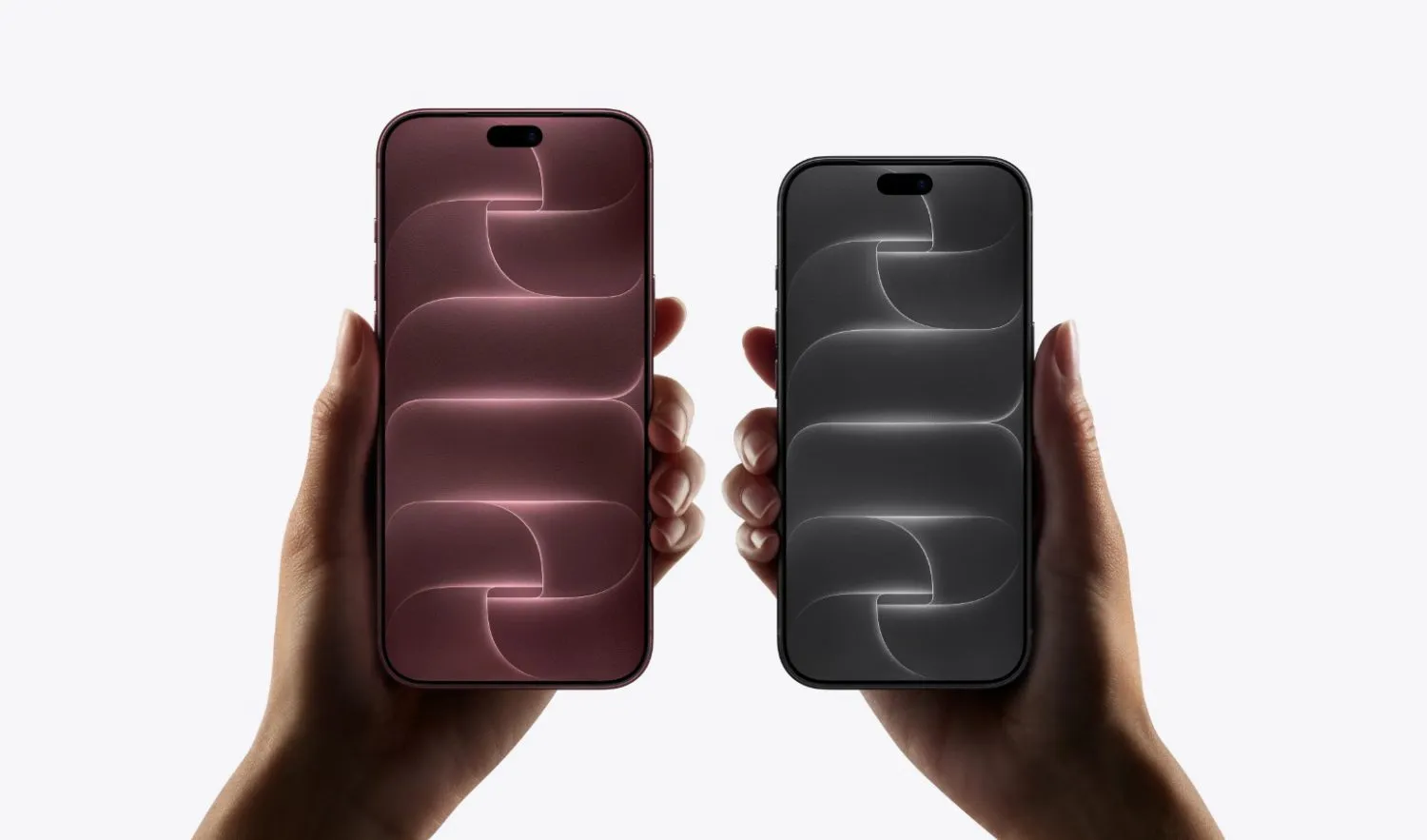 Dos manos sostienen el iPhone 18 Pro, el modelo que estrena Apple Reference Image, en dos de sus colores