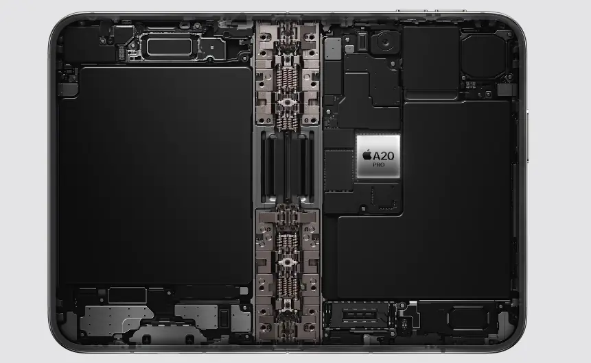 Vista del interior del iPhone Duo con el chip A20 Pro al centro y las dos baterías a los lados de la bisagra