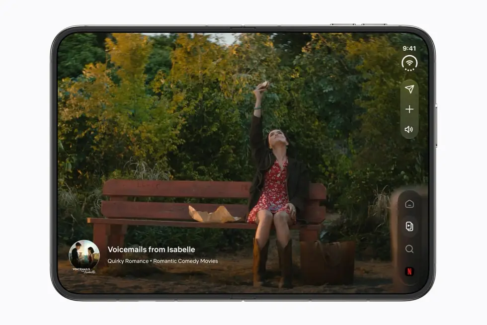 iPhone Duo abierto en horizontal reproduciendo un video, con los controles sobre el lateral de la pantalla