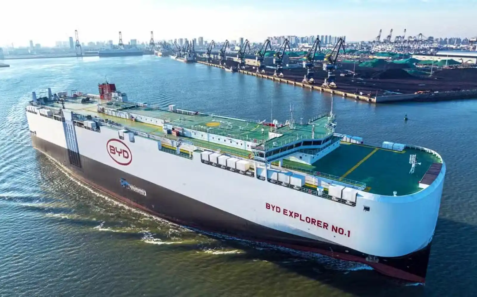 El carguero BYD Explorer No.1 navega cerca de un puerto de China