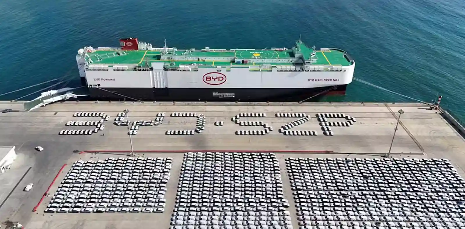 Autos de BYD formados en el puerto frente al carguero BYD Explorer No.1