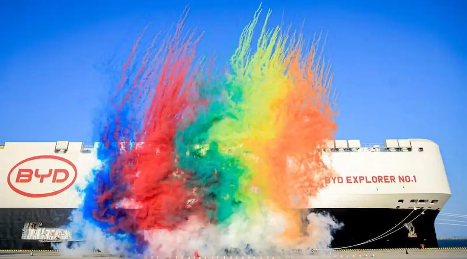 Humo de colores en la ceremonia de presentación del carguero BYD Explorer No.1
