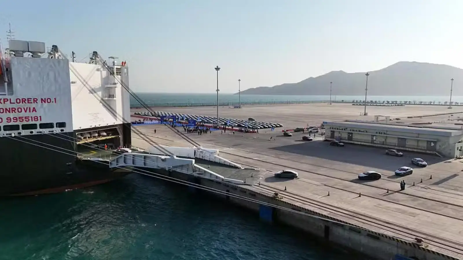 Rampa de carga del BYD Explorer No.1 amarrado en el puerto