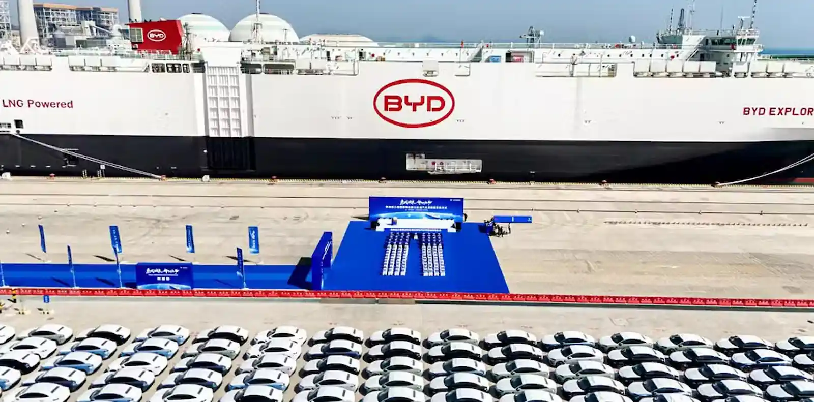Casco del carguero de BYD con el logo de la marca y autos listos para embarcar
