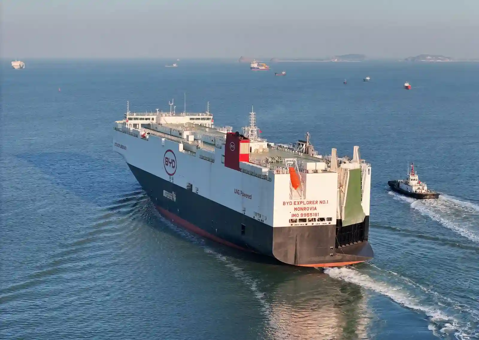 El BYD Explorer No.1 sale del puerto escoltado por un remolcador