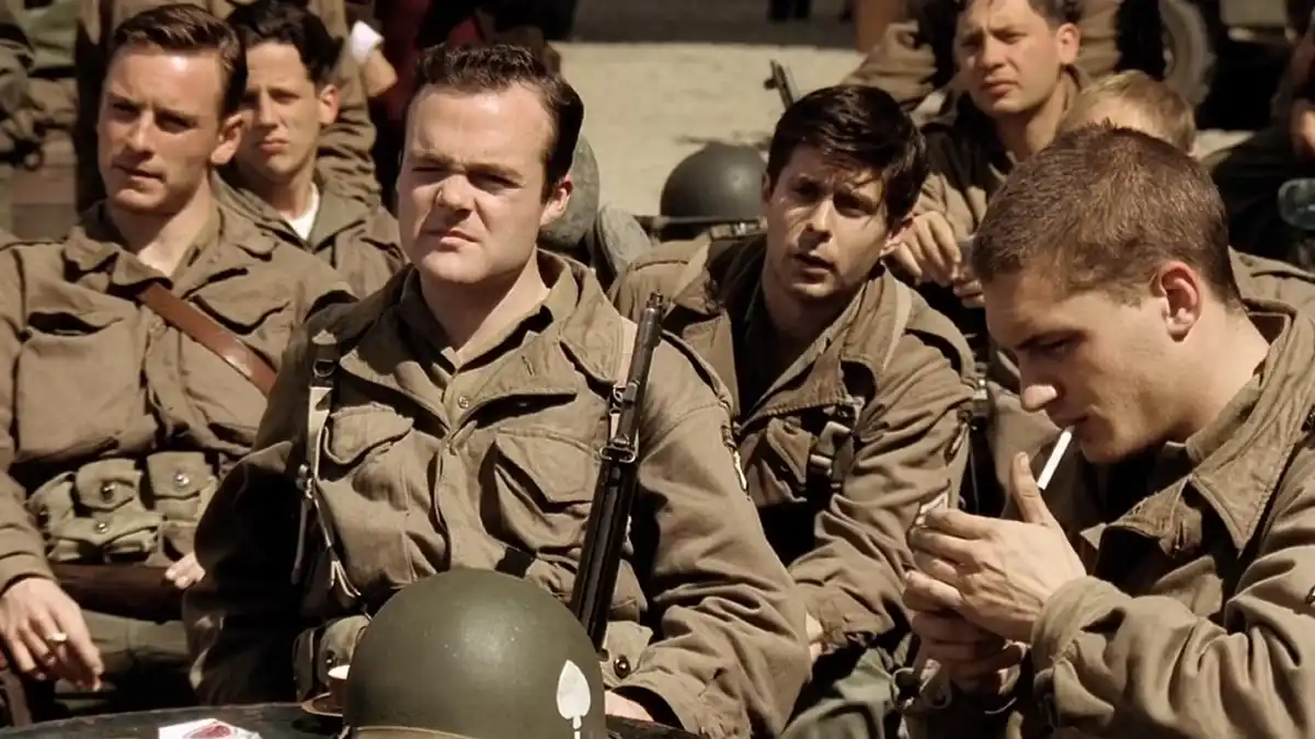 Soldados de la Easy Company conversan y fuman en una escena de Band of Brothers