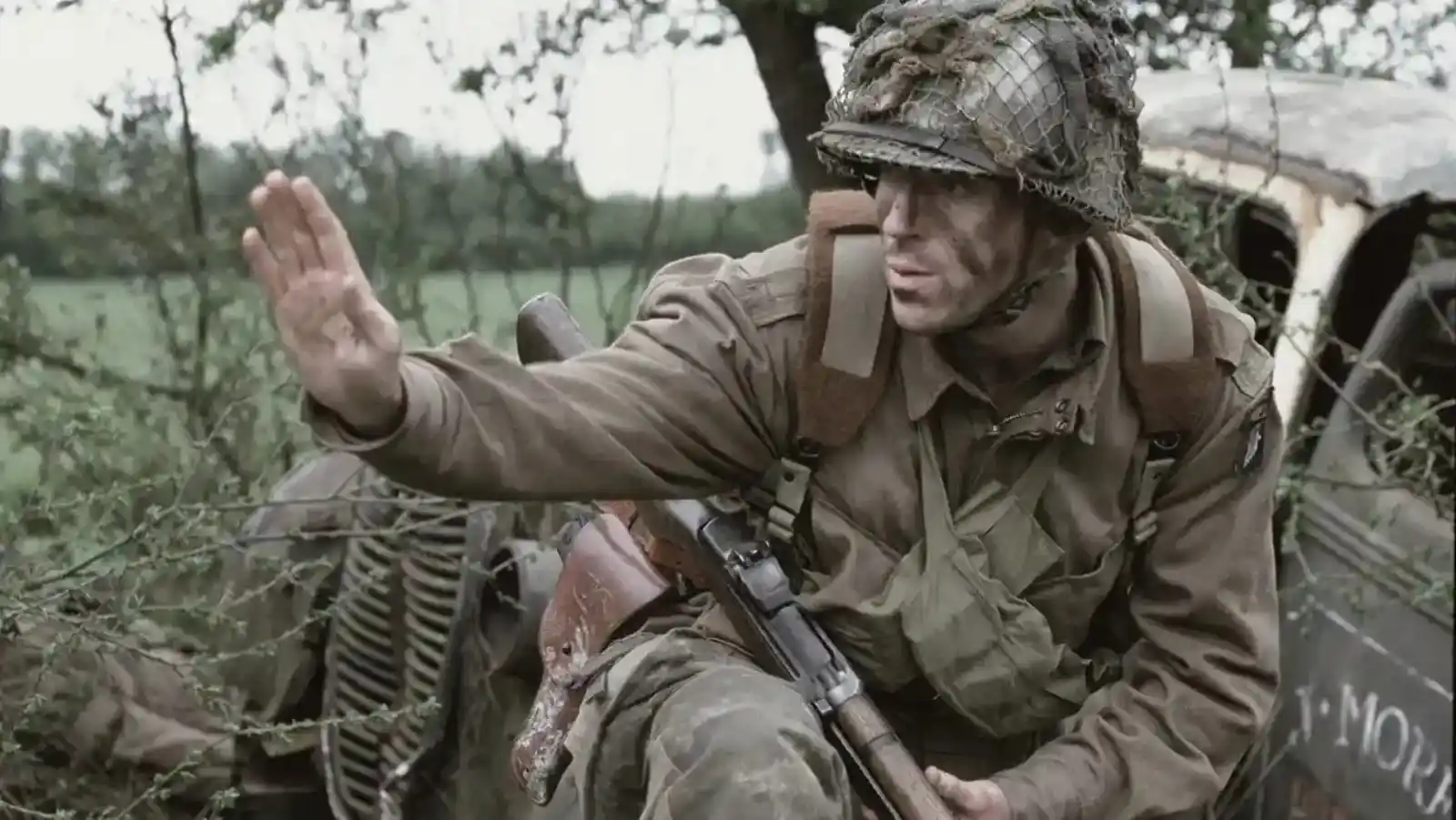 El mayor Richard Winters da una orden en el campo en Band of Brothers, la miniserie de HBO