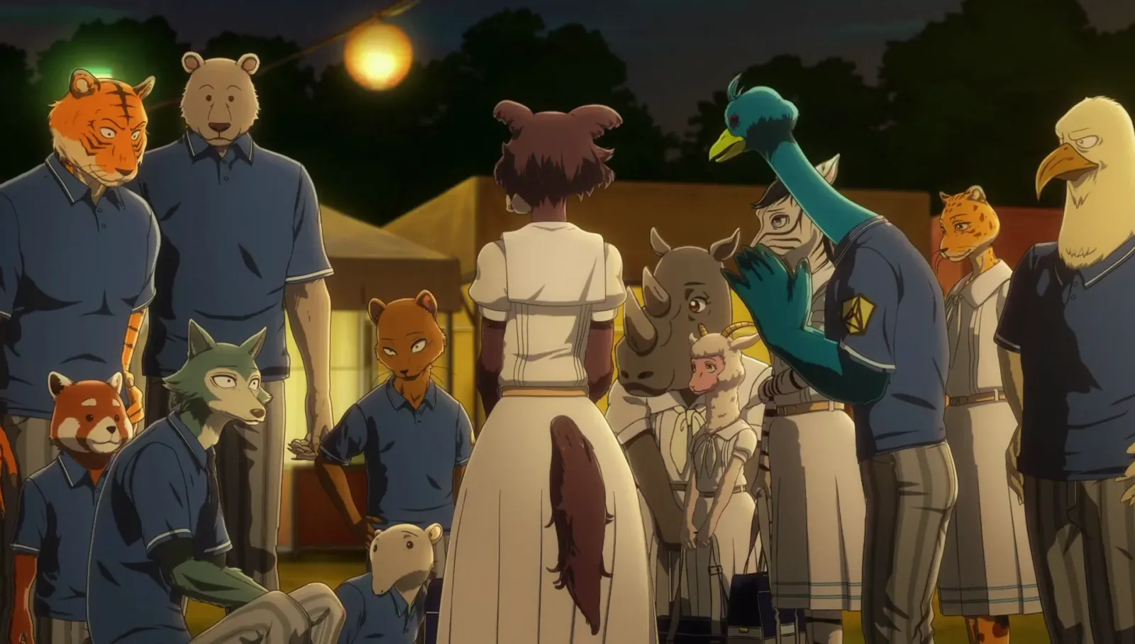 Legoshi y otros alumnos de la Academia Cherryton reunidos de noche en una escena de Beastars, el anime que va a emitir Animal Planet