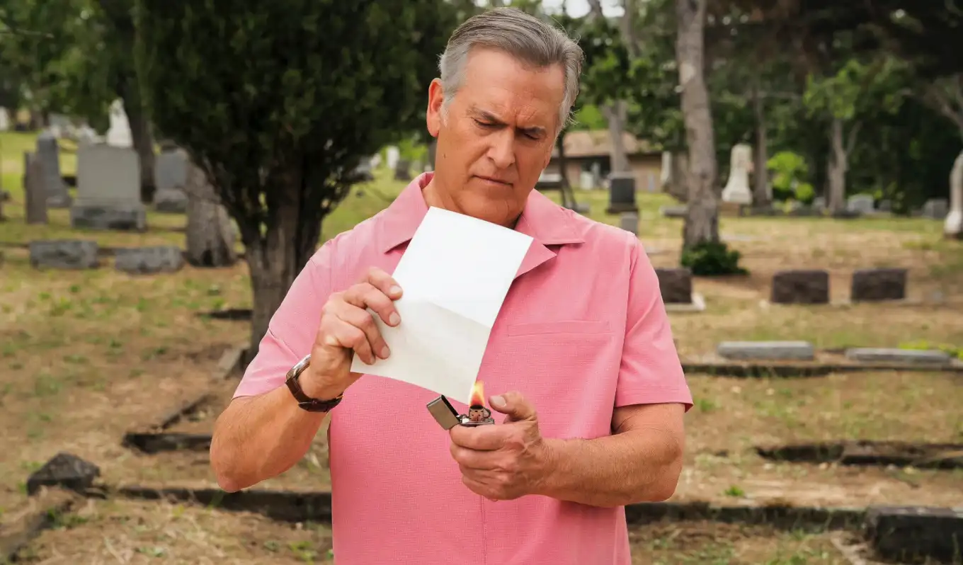 Bruce Campbell en un cementerio en Ernie & Emma, la película que escribió, dirigió y protagoniza