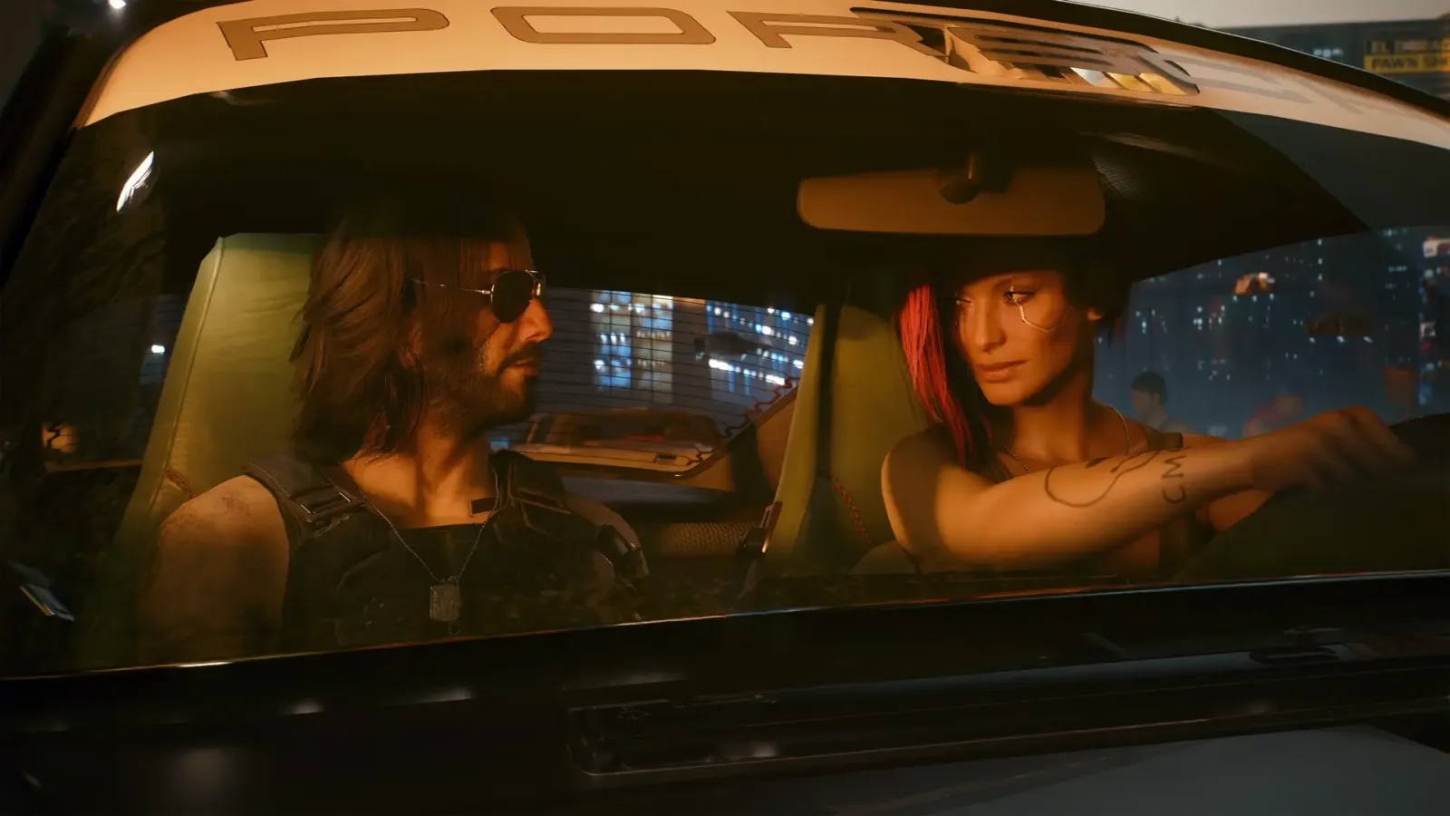 Johnny Silverhand y V dentro de un auto de noche en Night City, en una escena de Cyberpunk 2077 de CD Projekt Red
