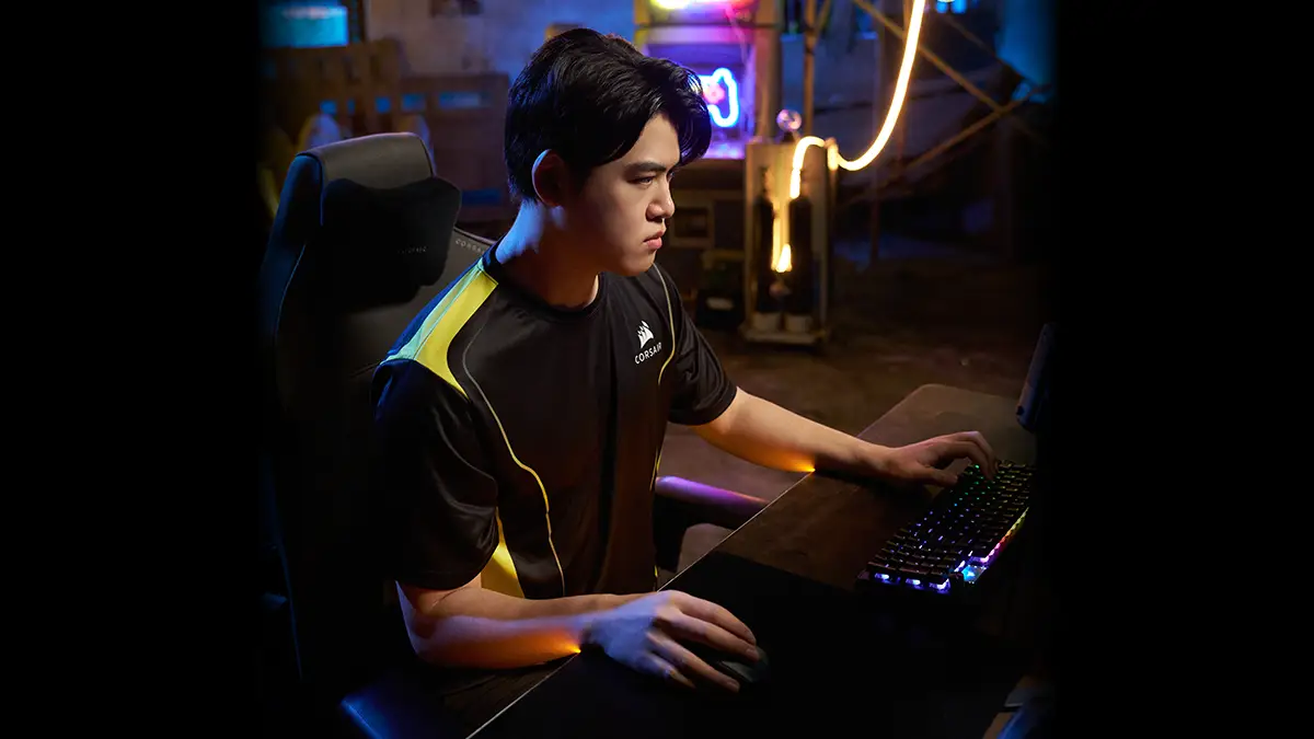 Gumayusi juega en su setup con el teclado y el mouse de la colección Corsair x Gumayusi
