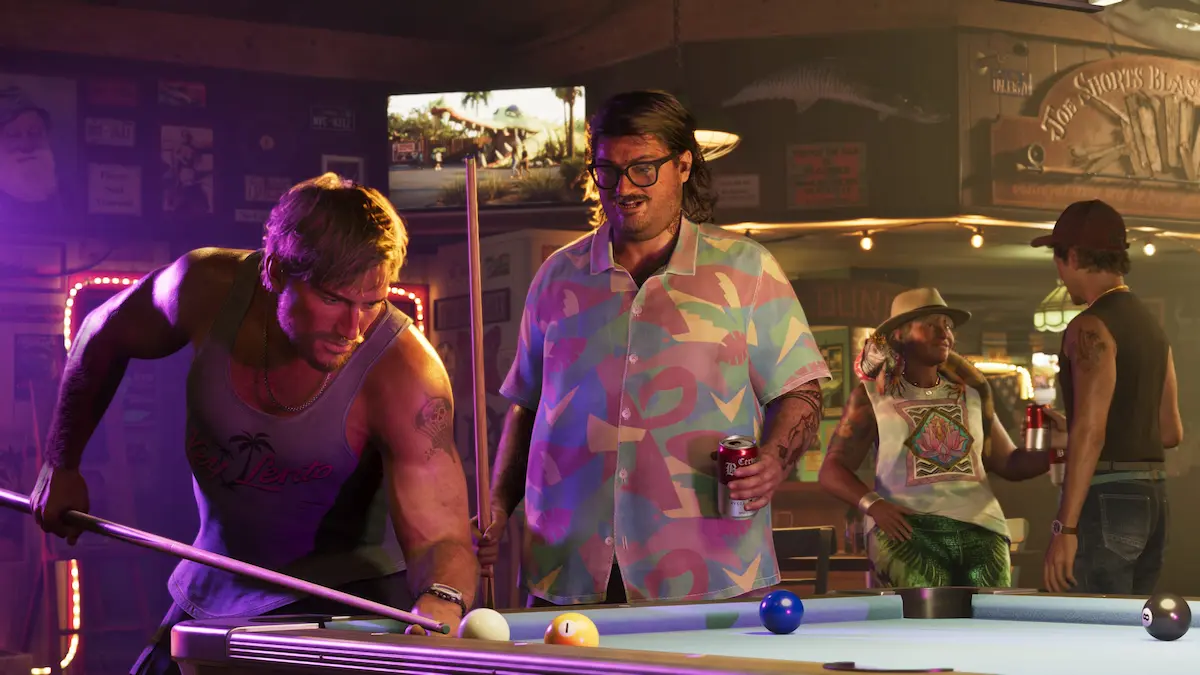 Jason Duval juega al pool junto a Cal Hampton en un bar con luces de neón en GTA 6
