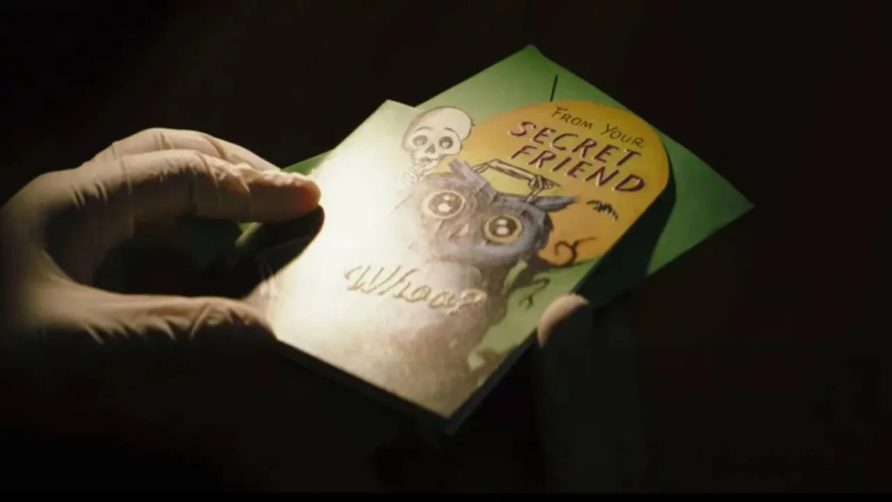 Tarjeta con un búho que el Acertijo deja para Batman en The Batman