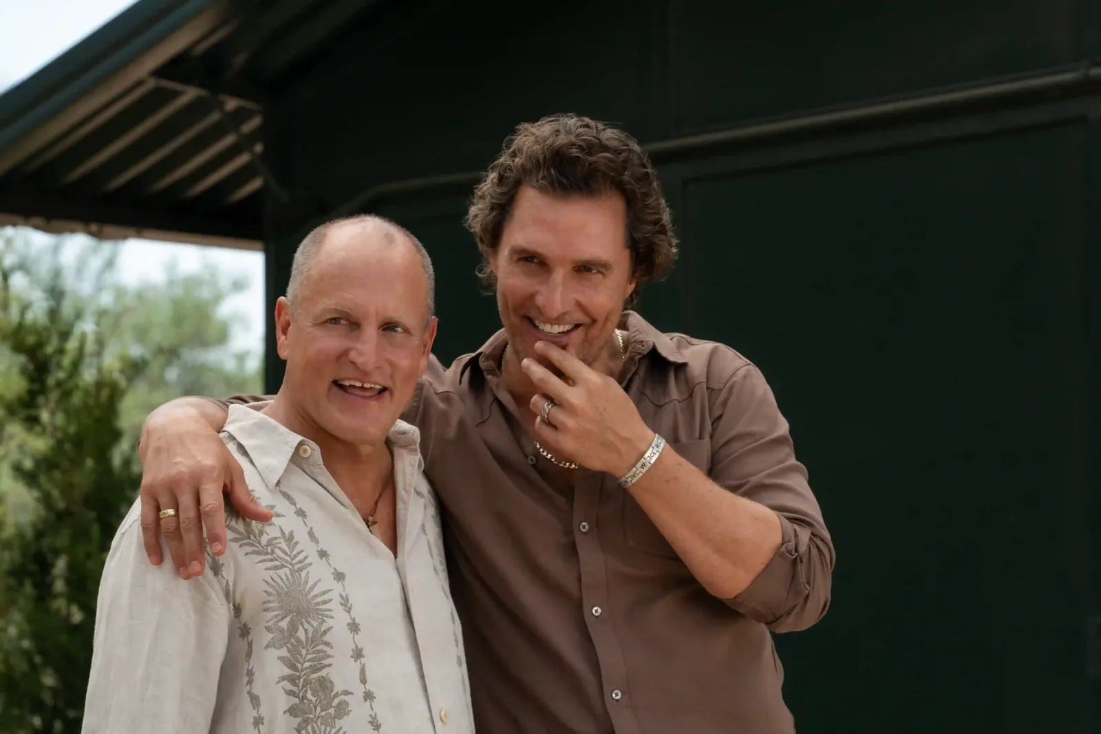 Matthew McConaughey y Woody Harrelson abrazados en el rancho de Texas en la serie Casi hermanos de Apple TV