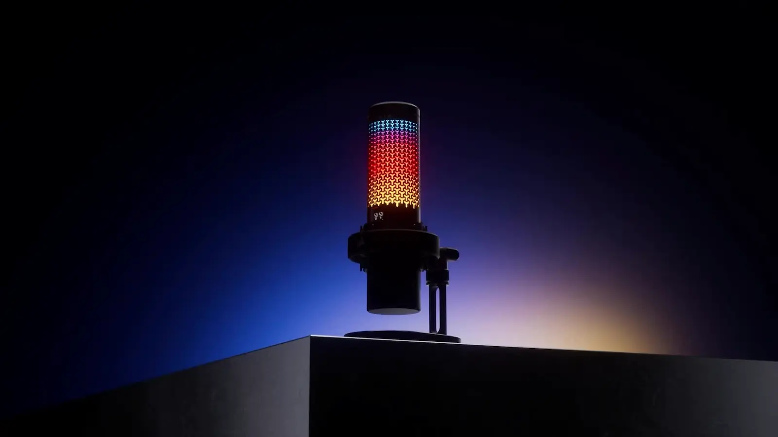 El Corsair Voxara negro con el vúmetro RGB encendido sobre un fondo oscuro