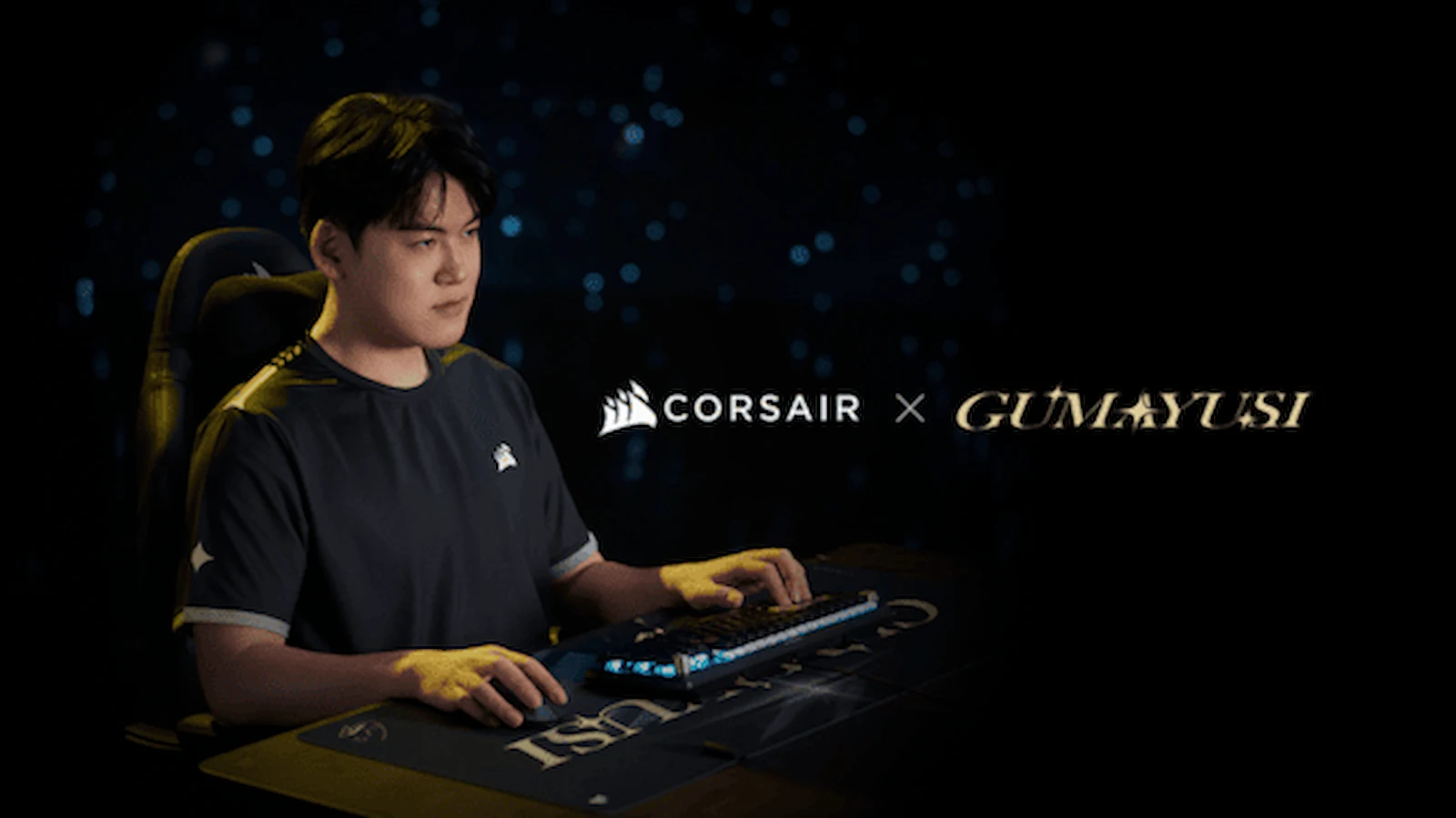 Gumayusi juega con el teclado de la colección Corsair x Gumayusi de edición limitada