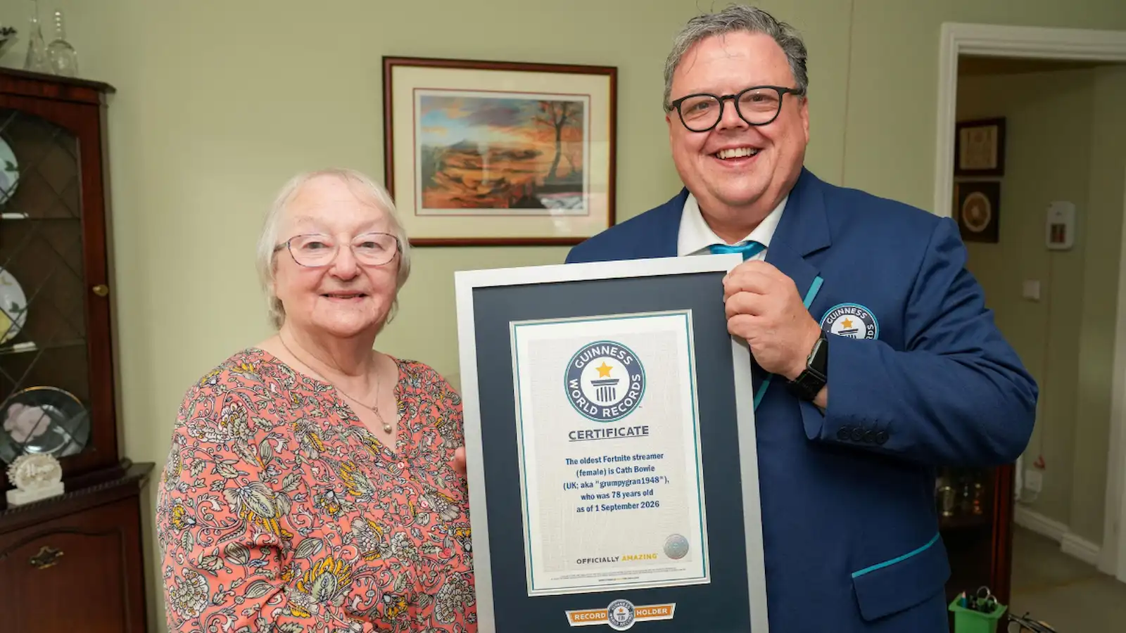 Cath Bowie, la abuela gamer de Fortnite, recibe el certificado de Guinness World Records como la streamer de Fortnite más longeva