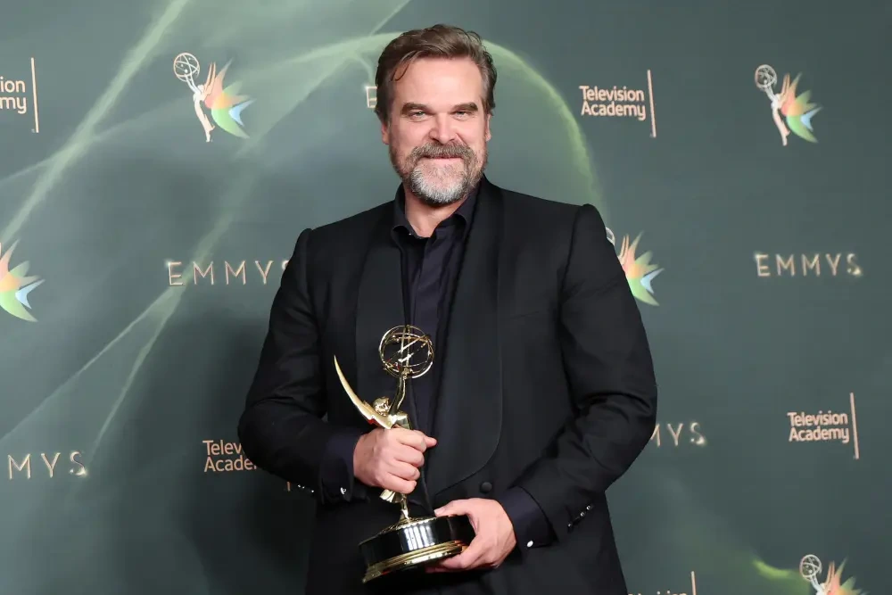 David Harbour en los Emmy tras ganar la categoría de Mejor actor de reparto en una serie limitada, antológica o película de TV por DTF St. Louis