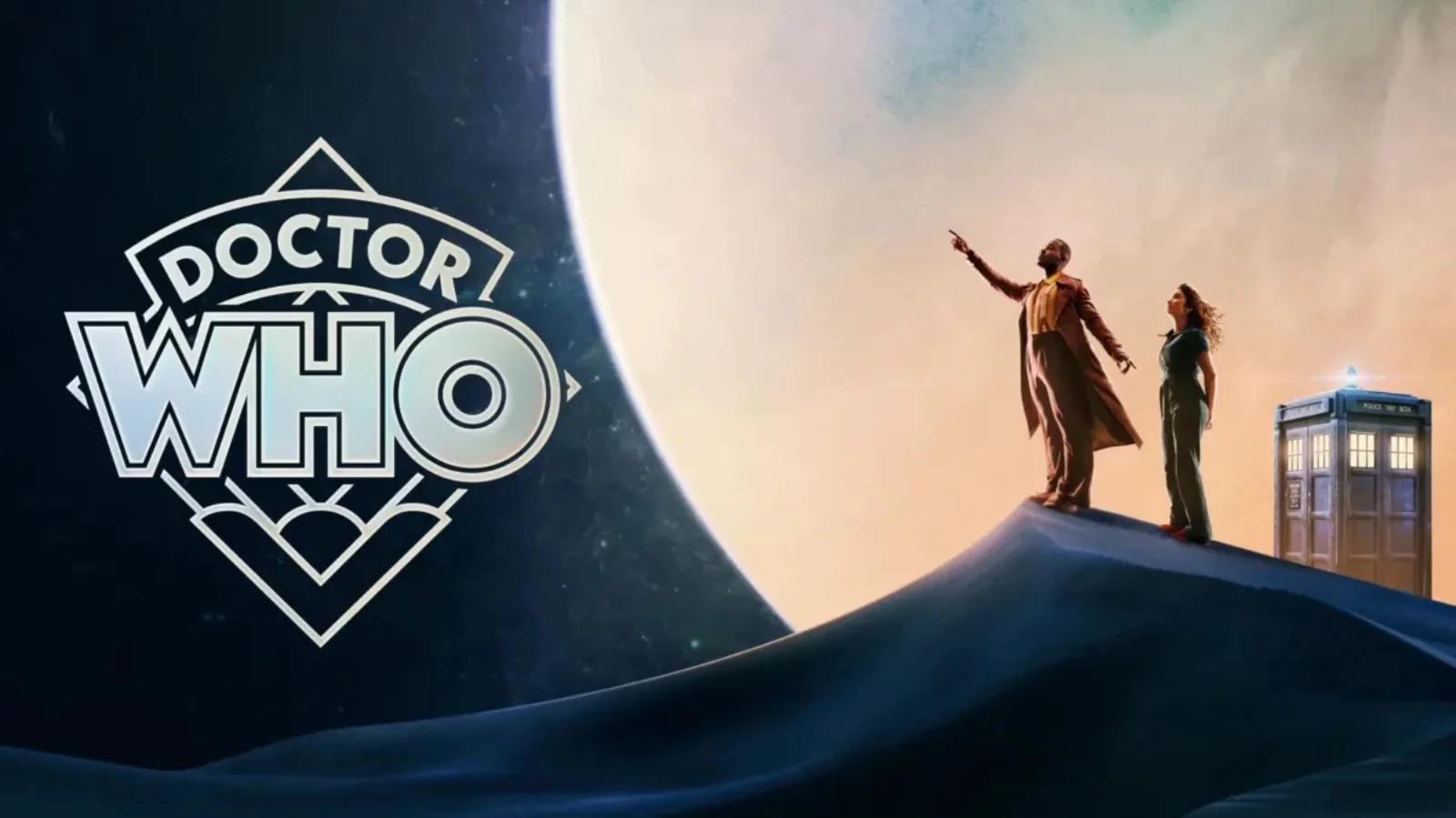 Arte promocional de Doctor Who con el Doctor y su compañera frente a la TARDIS sobre un paisaje lunar