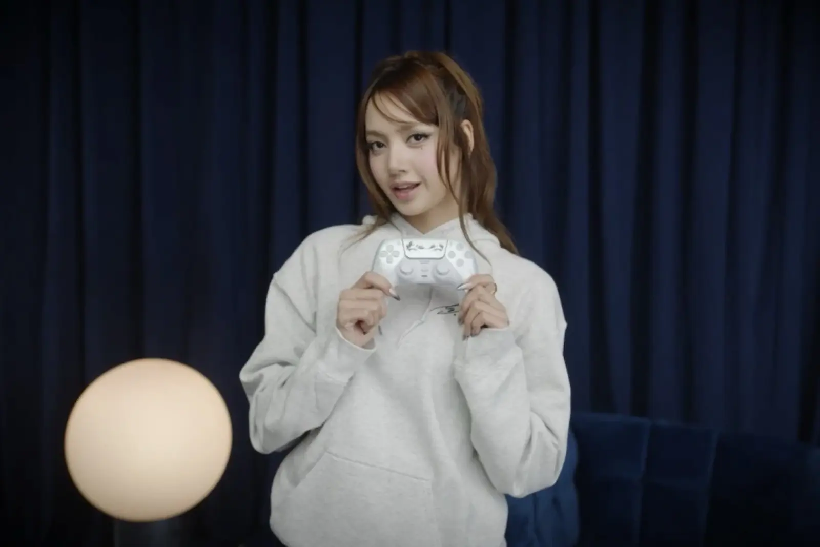 Lisa con el DualSense Lisa Limited Edition en la presentación de la colaboración con PlayStation