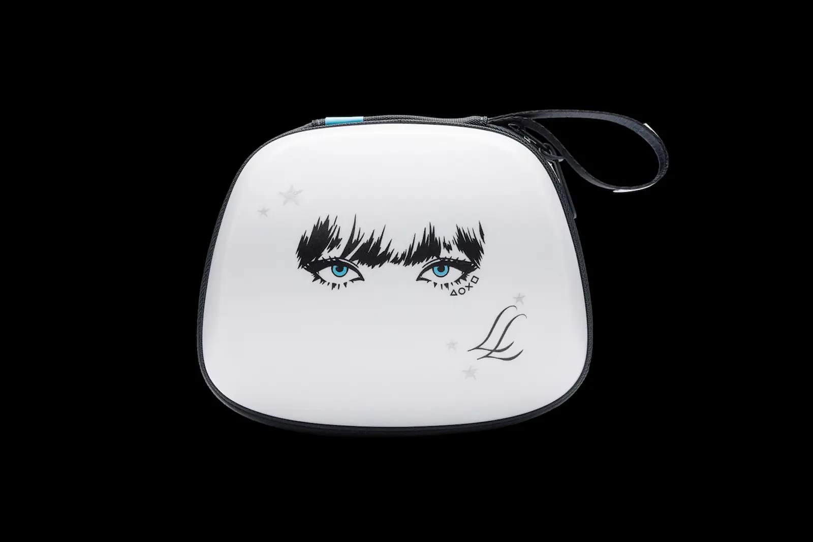 Funda de transporte blanca del DualSense Lisa Limited Edition con los ojos de la cantante y el logo LL