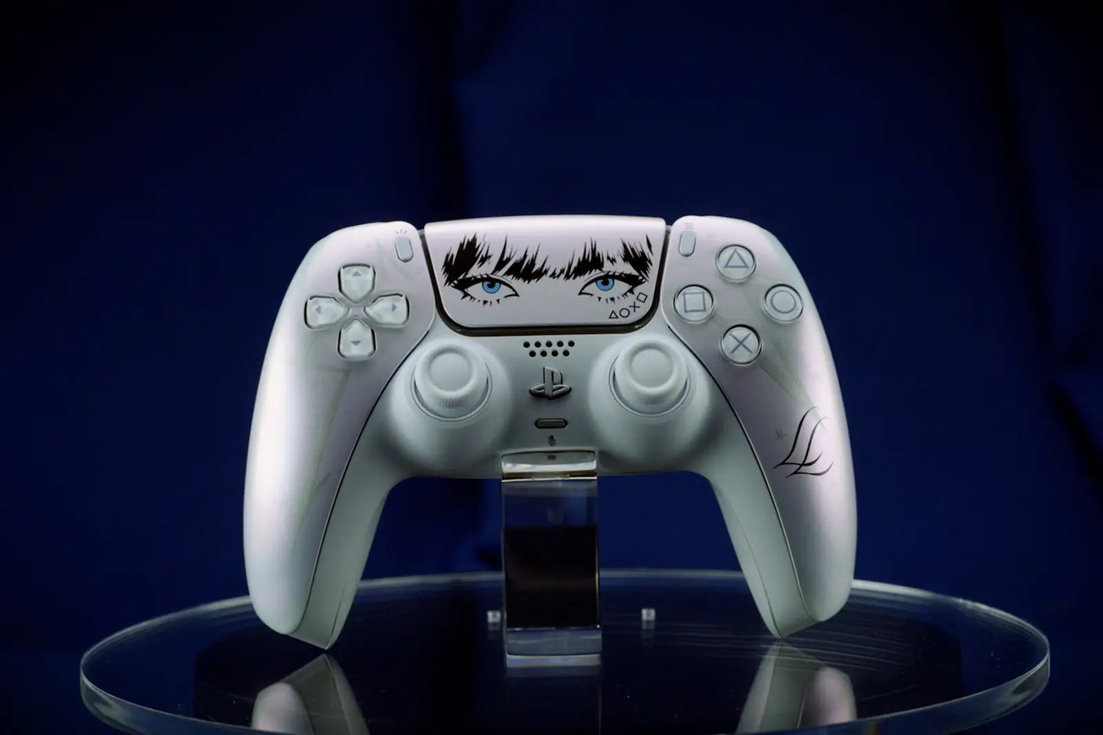 El DualSense Lisa Limited Edition completo, de frente sobre un soporte