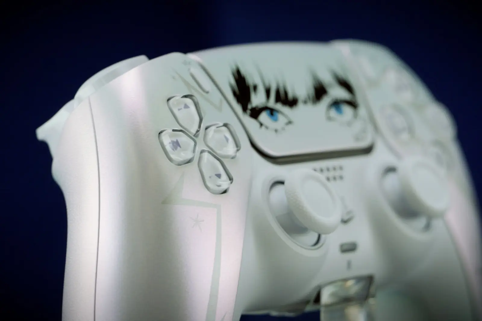 Detalle en ángulo del DualSense Lisa Limited Edition: la cruceta y el panel táctil ilustrado