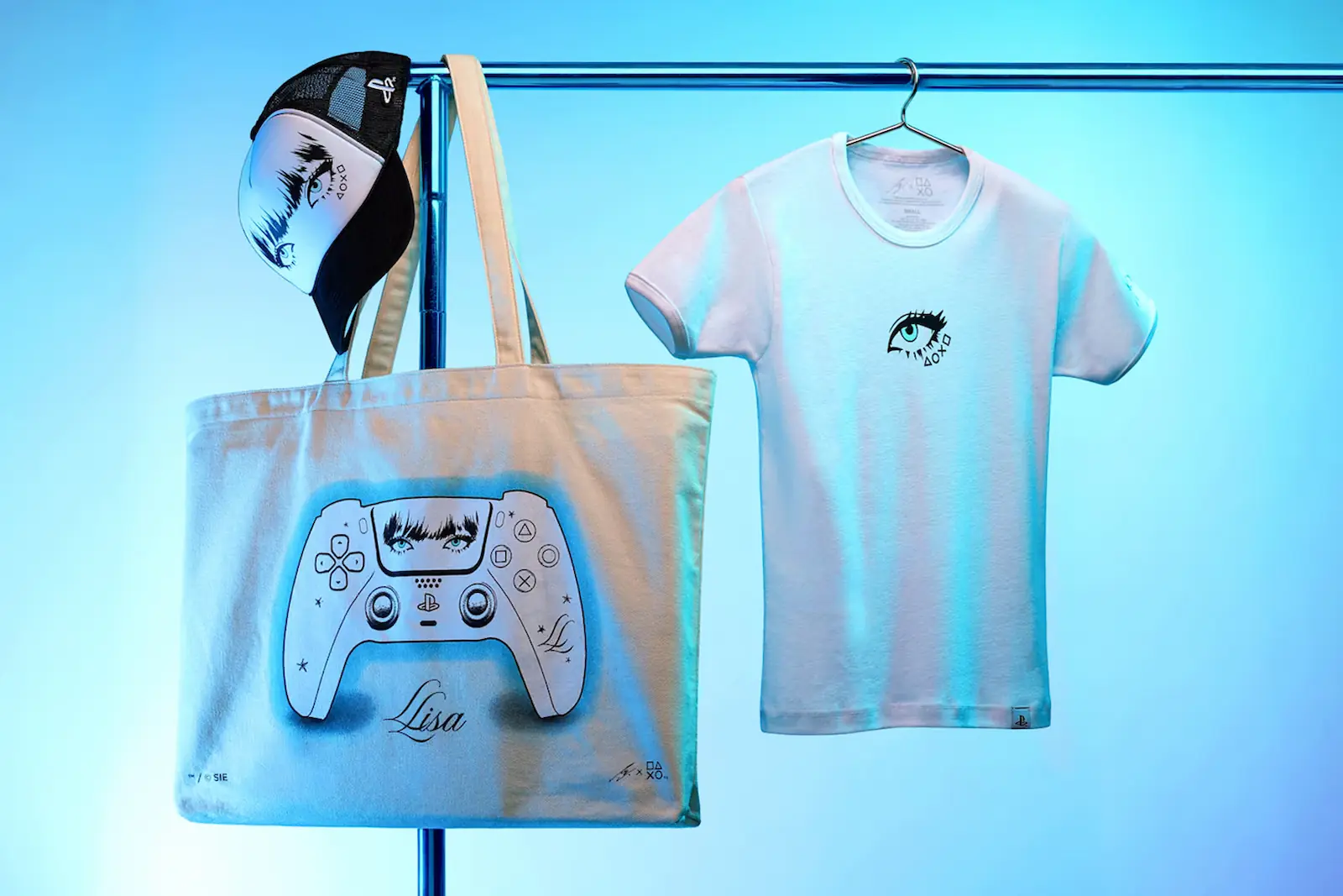 Gorra, bolsa tote y remera de la colección Lisa x PlayStation, con el DualSense estampado