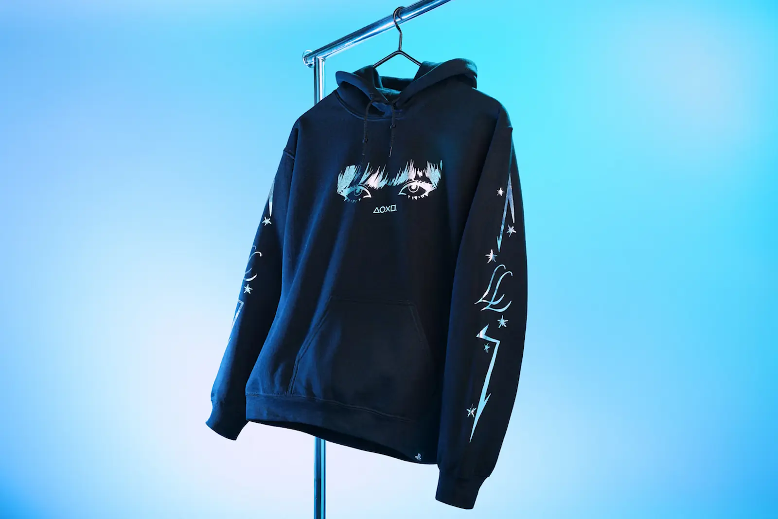 Buzo negro de la colección Lisa x PlayStation, con los ojos de la cantante y estrellas en las mangas