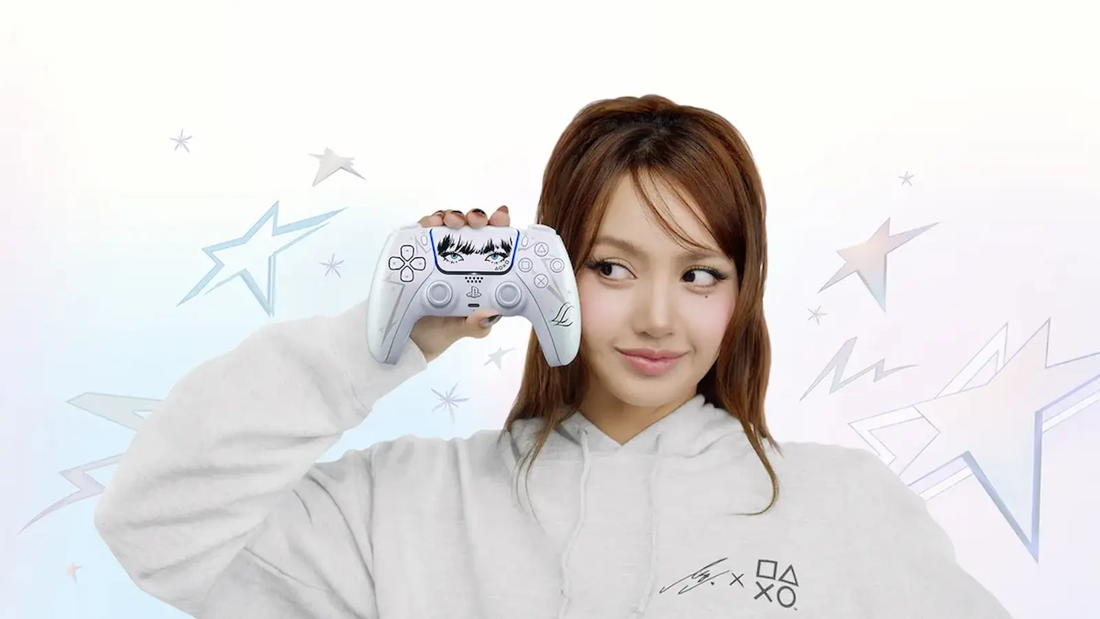 Lisa sostiene el DualSense Lisa Limited Edition, el joystick de PS5 diseñado junto a la cantante