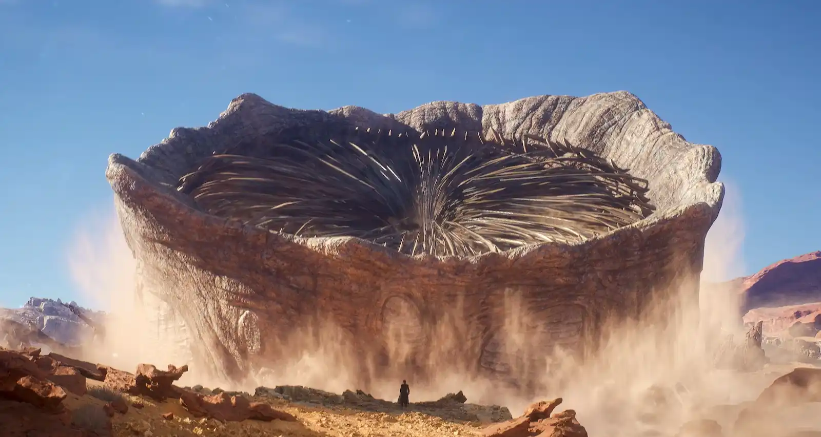 La boca de un gusano de arena abriéndose en la superficie del desierto en Dune: Awakening
