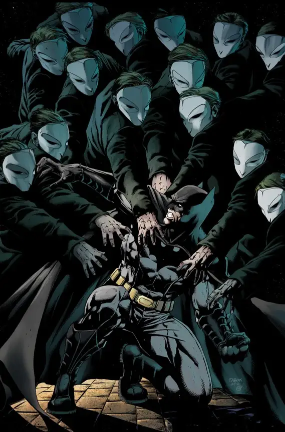 Batman rodeado por los miembros enmascarados del Tribunal de los Búhos en los cómics