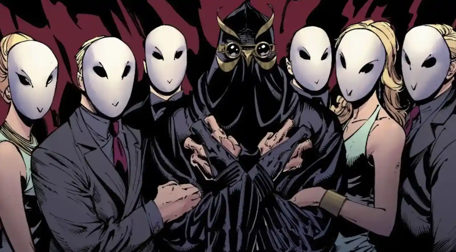 Miembros del Tribunal de los Búhos con máscaras blancas junto a un Garra, en los cómics de Batman