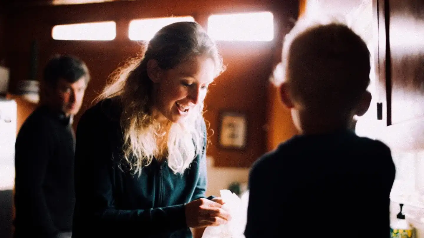 Elizabeth Holmes junto a su familia en una escena del documental You Can See Everything de A24